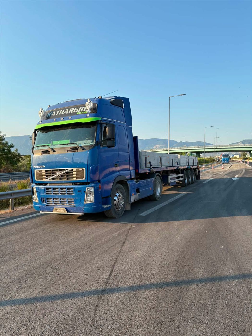 Φορτηγό Volvo Kathargios Group μεταφέρει τσιμεντένια στοιχεία σε εθνικό δρόμο